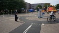 Policjant egzaminuje ucznia z części praktycznej testu