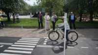 Uczeń w czasie egzaminu praktycznego na kartę rowerową, jadąc rowerem, zatrzymuje się przed przejściem dla pieszych