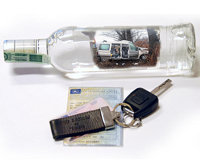 Kluczyki od samochodu obok butelki po alkoholu