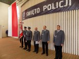 Wspólne zdjęcie myszkowskich policjantów, którzy otrzymali awans na wyższe stopnie służbowe
