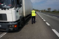 Policjant kontroluje pojazd ciężarowy