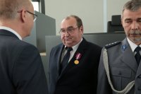 Wojewoda śląski odznaczył złotym medalem pracownika cywilnego myszkowskiej policji