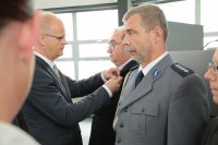 Wojewoda śląski odznaczył złotym medalem pracownika cywilnego myszkowskiej komendy