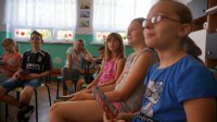 Dzieci słuchają wygłaszanej prelekcji