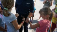 Policjant demonstruje dzieciom kajdanki