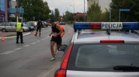 Policjanci zabezpieczają trasę wyścigu