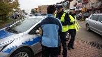 Działania Kontrola Drogowa Piesi. Policjanci wręczają odblaski