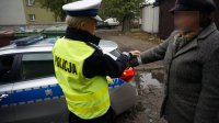 Działania Kontrola Drogowa Piesi. Policjanci wręczają odblaski