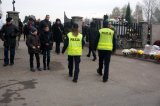 Policjanci kontrolują rejony cmentarzy