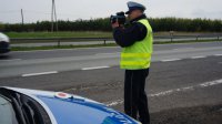 Policjant dokonuje pomiaru prędkości