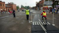 Policjanci z drogówki przeprowadzają egzaminy na kartę rowerową