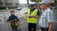 Policjanci z drogówki przeprowadzają egzaminy na kartę rowerową