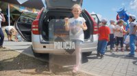 Dzieci i policyjny sprzęt