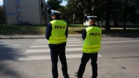 Policjanci przy przejściu dla pieszych