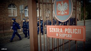 Na zdjęciu maszerujący słuchacze szkoły policji w Słupsku oraz tabliczka z napisem Szkoła Policji w Słupsku