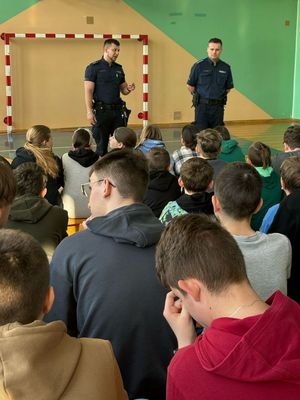 Na zdjęciu policjanci wraz z uczniami przeprowadzający prelekcje